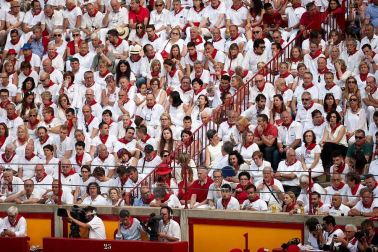 Público asistente a la Plaza de Toros de Pamplona durante la cuarta corrida de la Feria del Toro 2018.