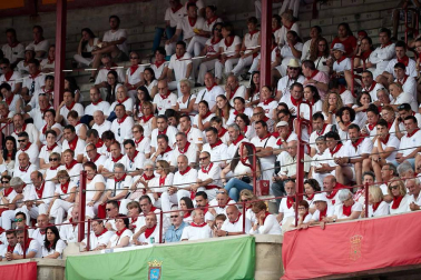 Público asistente a la Plaza de Toros de Pamplona durante la cuarta corrida de la Feria del Toro 2018.