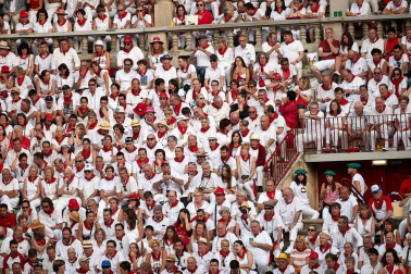 Público asistente a la Plaza de Toros de Pamplona durante la cuarta corrida de la Feria del Toro 2018.