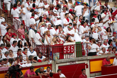 Público asistente a la Plaza de Toros de Pamplona durante la cuarta corrida de la Feria del Toro 2018.