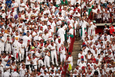 Público asistente a la Plaza de Toros de Pamplona durante la cuarta corrida de la Feria del Toro 2018.