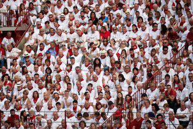Público asistente a la Plaza de Toros de Pamplona durante la cuarta corrida de la Feria del Toro 2018.