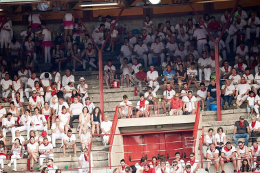 Público asistente a la Plaza de Toros de Pamplona durante la cuarta corrida de la Feria del Toro 2018.