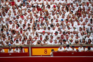 Público asistente a la Plaza de Toros de Pamplona durante la cuarta corrida de la Feria del Toro 2018.