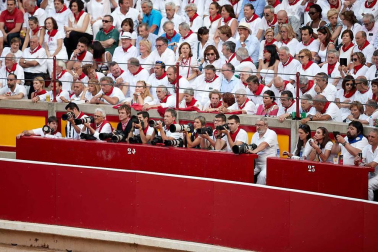 Público asistente a la Plaza de Toros de Pamplona durante la cuarta corrida de la Feria del Toro 2018.
