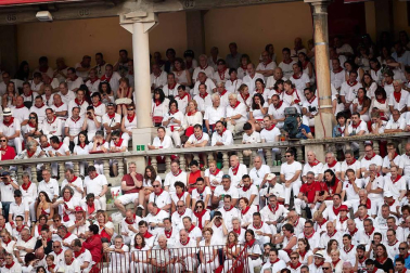Público asistente a la Plaza de Toros de Pamplona durante la cuarta corrida de la Feria del Toro 2018.