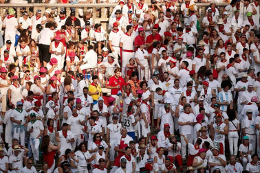 Público asistente a la Plaza de Toros de Pamplona durante la cuarta corrida de la Feria del Toro 2018.