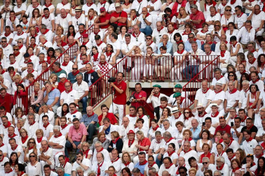 Público asistente a la Plaza de Toros de Pamplona durante la cuarta corrida de la Feria del Toro 2018.
