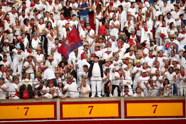 Público asistente a la Plaza de Toros de Pamplona durante la cuarta corrida de la Feria del Toro 2018.