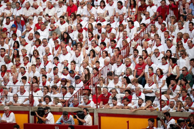 Público asistente a la Plaza de Toros de Pamplona durante la cuarta corrida de la Feria del Toro 2018.