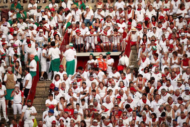Público asistente a la Plaza de Toros de Pamplona durante la cuarta corrida de la Feria del Toro 2018.