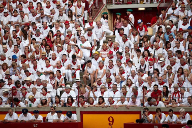 Público asistente a la Plaza de Toros de Pamplona durante la cuarta corrida de la Feria del Toro 2018.