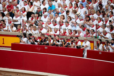 Público asistente a la Plaza de Toros de Pamplona durante la cuarta corrida de la Feria del Toro 2018.