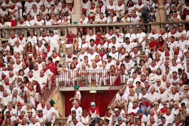Público asistente a la Plaza de Toros de Pamplona durante la cuarta corrida de la Feria del Toro 2018.