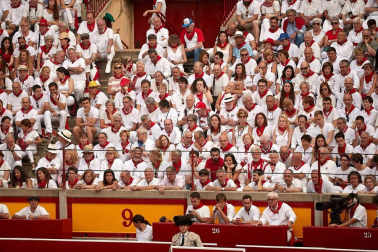Público asistente a la Plaza de Toros de Pamplona durante la cuarta corrida de la Feria del Toro 2018.