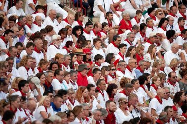 Público asistente a la Plaza de Toros de Pamplona durante la cuarta corrida de la Feria del Toro 2018.
