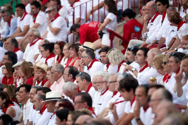 Público asistente a la Plaza de Toros de Pamplona durante la cuarta corrida de la Feria del Toro 2018.