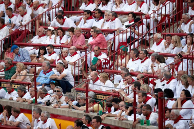 Público asistente a la Plaza de Toros de Pamplona durante la cuarta corrida de la Feria del Toro 2018.