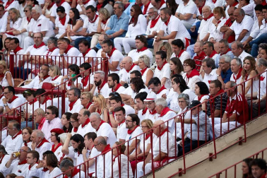 Público asistente a la Plaza de Toros de Pamplona durante la cuarta corrida de la Feria del Toro 2018.