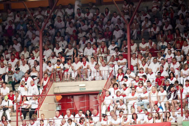 Público asistente a la Plaza de Toros de Pamplona durante la cuarta corrida de la Feria del Toro 2018.