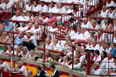 Público asistente a la Plaza de Toros de Pamplona durante la cuarta corrida de la Feria del Toro 2018.