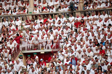 Público asistente a la Plaza de Toros de Pamplona durante la cuarta corrida de la Feria del Toro 2018.