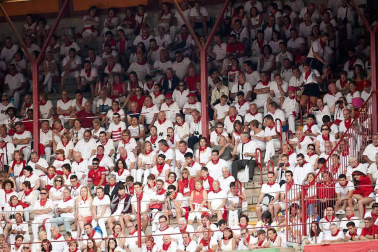 Público asistente a la Plaza de Toros de Pamplona durante la cuarta corrida de la Feria del Toro 2018.