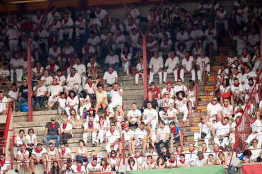 Público asistente a la Plaza de Toros de Pamplona durante la cuarta corrida de la Feria del Toro 2018.