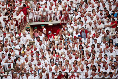Público asistente a la Plaza de Toros de Pamplona durante la cuarta corrida de la Feria del Toro 2018.