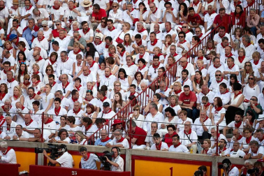 Público asistente a la Plaza de Toros de Pamplona durante la cuarta corrida de la Feria del Toro 2018.