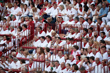 Público asistente a la Plaza de Toros de Pamplona durante la cuarta corrida de la Feria del Toro 2018.