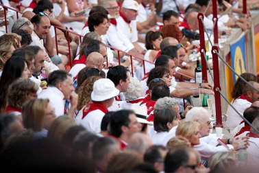 Público asistente a la Plaza de Toros de Pamplona durante la cuarta corrida de la Feria del Toro 2018.