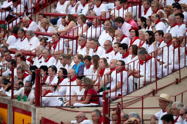 Público asistente a la Plaza de Toros de Pamplona durante la cuarta corrida de la Feria del Toro 2018.