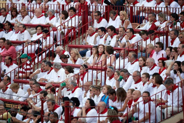 Público asistente a la Plaza de Toros de Pamplona durante la cuarta corrida de la Feria del Toro 2018.