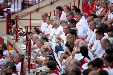 Público asistente a la Plaza de Toros de Pamplona durante la cuarta corrida de la Feria del Toro 2018.