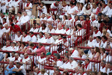 Público asistente a la Plaza de Toros de Pamplona durante la cuarta corrida de la Feria del Toro 2018.