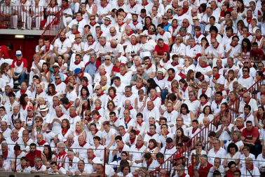 Público asistente a la Plaza de Toros de Pamplona durante la cuarta corrida de la Feria del Toro 2018.