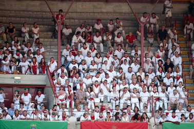 Público asistente a la Plaza de Toros de Pamplona durante la cuarta corrida de la Feria del Toro 2018.
