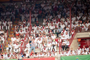 Público asistente a la Plaza de Toros de Pamplona durante la cuarta corrida de la Feria del Toro 2018.