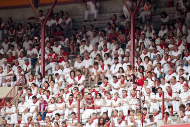 Público asistente a la Plaza de Toros de Pamplona durante la cuarta corrida de la Feria del Toro 2018.