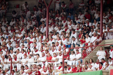 Público asistente a la Plaza de Toros de Pamplona durante la cuarta corrida de la Feria del Toro 2018.
