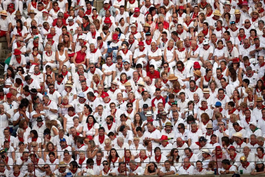 Público asistente a la Plaza de Toros de Pamplona durante la cuarta corrida de la Feria del Toro 2018.
