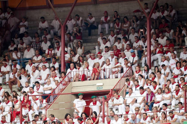 Público asistente a la Plaza de Toros de Pamplona durante la cuarta corrida de la Feria del Toro 2018.
