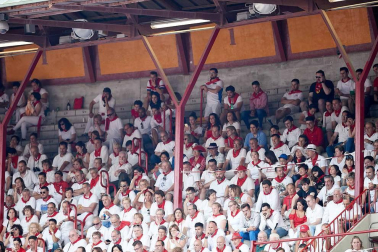 Público asistente a la Plaza de Toros de Pamplona durante la cuarta corrida de la Feria del Toro 2018.