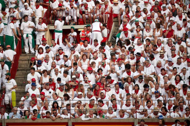 Público asistente a la Plaza de Toros de Pamplona durante la cuarta corrida de la Feria del Toro 2018.