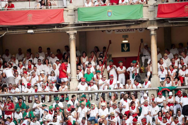 Público asistente a la Plaza de Toros de Pamplona durante la cuarta corrida de la Feria del Toro 2018.