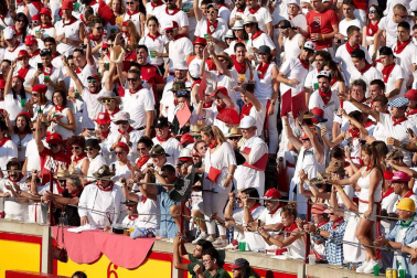 Público asistente a la Plaza de Toros de Pamplona durante la cuarta corrida de la Feria del Toro 2018.