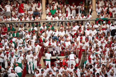Público asistente a la Plaza de Toros de Pamplona durante la cuarta corrida de la Feria del Toro 2018.