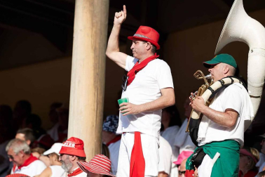 Público asistente a la Plaza de Toros de Pamplona durante la cuarta corrida de la Feria del Toro 2018.