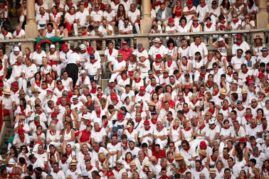 Público asistente a la Plaza de Toros de Pamplona durante la cuarta corrida de la Feria del Toro 2018.